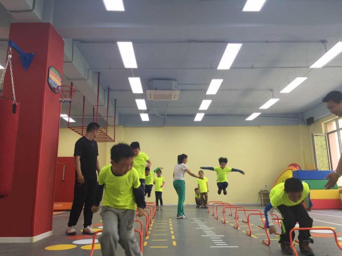 中国小学生跑酷体能训练(图1)